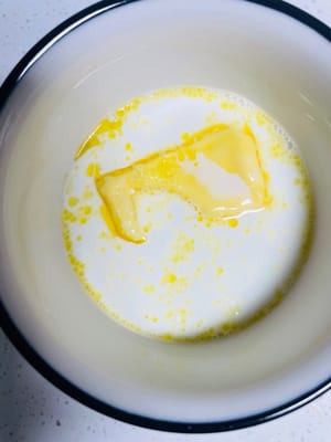 เตรียมส่วนผสมนมหวาน: ใส่น้ำตาล 20 กรัม เทกะทิหรือนมลงไป แล้วคนจนน้ำตาลละลายหมด