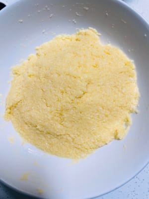 ใส่ผงนมและพักไว้: ใส่ผงนม 10 กรัม คนให้เข้ากัน แล้วพักไว้ 30 นาที เพื่อให้ไส้ดูดซับรสชาติ