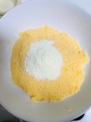 ใส่ผงนมและพักไว้: ใส่ผงนม 10 กรัม คนให้เข้ากัน แล้วพักไว้ 30 นาที เพื่อให้ไส้ดูดซับรสชาติ