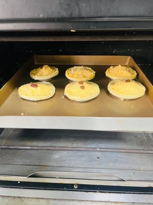 อบในเตาอบ: วางทาร์ตไข่ไว้บนตะแกรงด้านล่างของเตาอบ แล้วอบที่อุณหภูมิ 180 องศาเซลเซียส เป็นเวลา 25 นาที (ปรับเวลาตามเตาอบของคุณเพื่อป้องกันไม่ให้ไหม้)