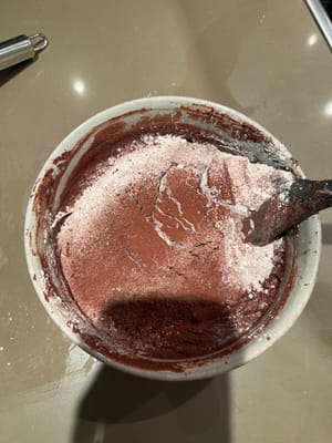 将粉同朱古力糊混合均匀