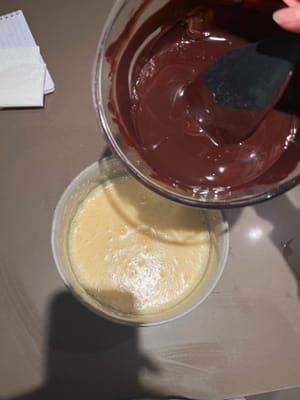 将朱古力混合物同蛋混合一齐