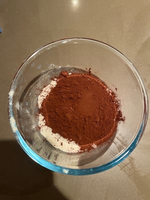 将可可粉同面粉筛埋一齐