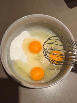 把蛋和砂糖混合，打至比较浓稠