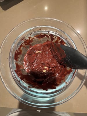 将牛油和巧克力加在一起并隔水溶化