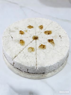 Beim ersten Bissen ist die Textur wunderbar weich und fluffig, ohne dabei künstlich zu wirken. Sie hat eine feine, pudrige Konsistenz, ist fest und dennoch angenehm zu kauen. Die schwarze Sesamfüllung harmoniert perfekt mit dem Reismehl. Das intensive Aroma von schwarzem Sesam und Reis entfaltet sich langsam im Mund und hinterlässt nach dem Essen einen dezenten Getreideduft auf Lippen und Zähnen.