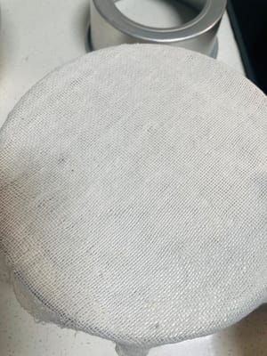 Den Boden der Form mit einer Schicht Gaze auslegen, dann die Form daraufsetzen (Sie können einen Mousse-Ring oder eine Springform verwenden, nehmen Sie einfach, was Sie zu Hause haben).