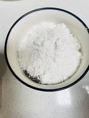 Füllung: 1/3 der Mehlmischung mit schwarzem Sesamzuckerpulver vermengen und beiseite stellen (Sie können auch Füllungen wie rote Bohnenpaste oder Osmanthuszucker hinzufügen).