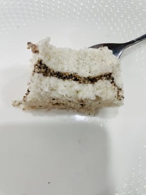 Beim ersten Bissen ist die Textur wunderbar weich und fluffig, ohne dabei künstlich zu wirken. Sie hat eine feine, pudrige Konsistenz, ist fest und dennoch angenehm zu kauen. Die schwarze Sesamfüllung harmoniert perfekt mit dem Reismehl. Das intensive Aroma von schwarzem Sesam und Reis entfaltet sich langsam im Mund und hinterlässt nach dem Essen einen dezenten Getreideduft auf Lippen und Zähnen.