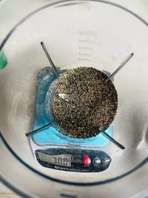 Falls Sie Puderzucker haben, verwenden Sie ihn direkt. Ansonsten geben Sie 10 g weißen Zucker und 30 g schwarze Sesamsamen (oder schwarzes Sesampulver) in eine Küchenmaschine und mahlen Sie beides so fein wie möglich.