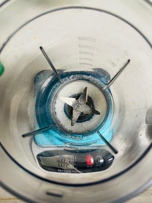 Falls Sie Puderzucker haben, verwenden Sie ihn direkt. Ansonsten geben Sie 10 g weißen Zucker und 30 g schwarze Sesamsamen (oder schwarzes Sesampulver) in eine Küchenmaschine und mahlen Sie beides so fein wie möglich.