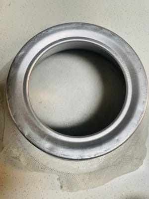 Den Boden der Form mit einer Schicht Gaze auslegen, dann die Form daraufsetzen (Sie können einen Mousse-Ring oder eine Springform verwenden, nehmen Sie einfach, was Sie zu Hause haben).