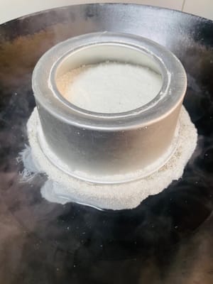 Wasser in einem Dampfgarer zum Kochen bringen, die Form hineinstellen und 40 Minuten dämpfen. Nach etwa 20 Minuten die Form entfernen, damit der Inhalt fest werden kann; so gart das Essen besser durch. Nach dem Dämpfen mit Osmanthus-Sirup beträufeln – für noch mehr Geschmack!