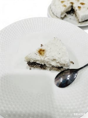 Beim ersten Bissen ist die Textur wunderbar weich und fluffig, ohne dabei künstlich zu wirken. Sie hat eine feine, pudrige Konsistenz, ist fest und dennoch angenehm zu kauen. Die schwarze Sesamfüllung harmoniert perfekt mit dem Reismehl. Das intensive Aroma von schwarzem Sesam und Reis entfaltet sich langsam im Mund und hinterlässt nach dem Essen einen dezenten Getreideduft auf Lippen und Zähnen.