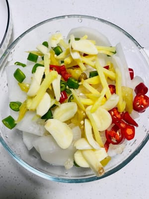 Campur dan bumbui (jangan gunakan minyak):
Dalam wadah lain, masukkan lobak yang sudah ditiriskan, cabai cincang, jahe parut, bawang putih cincang, garam, dan gula batu. Terakhir, tambahkan cuka anggur merah, 1 sendok teh kaldu ayam, dan air minum. Aduk rata dengan tangan, tutup, dan rendam selama minimal 3 jam (biasanya saya membuatnya malam sebelumnya dan memakannya keesokan harinya). Renyah, asam, dan pedas, cocok dengan bubur atau nasi!