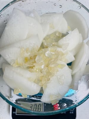 Campur dan bumbui (jangan gunakan minyak):
Dalam wadah lain, masukkan lobak yang sudah ditiriskan, cabai cincang, jahe parut, bawang putih cincang, garam, dan gula batu. Terakhir, tambahkan cuka anggur merah, 1 sendok teh kaldu ayam, dan air minum. Aduk rata dengan tangan, tutup, dan rendam selama minimal 3 jam (biasanya saya membuatnya malam sebelumnya dan memakannya keesokan harinya). Renyah, asam, dan pedas, cocok dengan bubur atau nasi!
