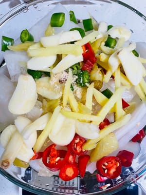 Campur dan bumbui (jangan gunakan minyak):
Dalam wadah lain, masukkan lobak yang sudah ditiriskan, cabai cincang, jahe parut, bawang putih cincang, garam, dan gula batu. Terakhir, tambahkan cuka anggur merah, 1 sendok teh kaldu ayam, dan air minum. Aduk rata dengan tangan, tutup, dan rendam selama minimal 3 jam (biasanya saya membuatnya malam sebelumnya dan memakannya keesokan harinya). Renyah, asam, dan pedas, cocok dengan bubur atau nasi!