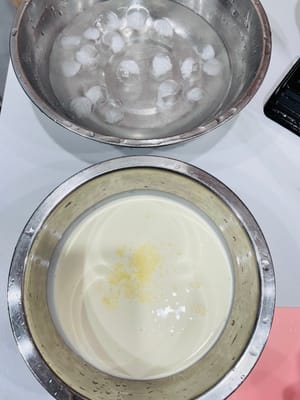 準備環境與材料：提前將操作環境室溫控制在 15 - 20℃（防止淡牛油融化 ），準備兩個盆，一個裝冰塊化冰水（隔水溫控用 ），另一個倒入 400g 淡牛油，按 8% - 10%比例加入白糖（約 32 - 40g，依口味調整 口味）。
打發牛油：隔冰水用打蛋器打發鮮牛油，需打至質地堅硬、出現清晰紋路且打蛋器頭插入不倒，注意避免打發過度（會油水分離 ）。