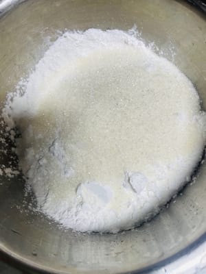 調麵糊：準備乾淨容器，依序加入 25g 玉米澱粉、70g 糯米粉、50g 白糖、135g 牛奶，用工具攪拌至無乾粉、順滑狀態。
