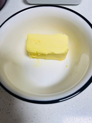 Untuk menyiapkan mentega: Keluarkan 45g mentega dan biarkan meleleh secara alami pada suhu ruangan.