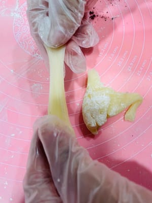 趣味小插曲：
製作過程中，抓到偷吃邊角料正歡的「小傢伙」。