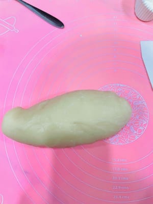 分劑揉圓：冷藏好的麵團攞出嚟輕揉，搓成長條，均分成 30g 左右的小劑子，操作時注意用保鮮膜覆蓋未操作的劑子，保持濕度。