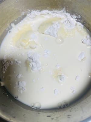 調麵糊：準備乾淨容器，依序加入 25g 玉米澱粉、70g 糯米粉、50g 白糖、135g 牛奶，用工具攪拌至無乾粉、順滑狀態。