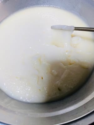 Didihkan air dalam panci, masukkan adonan yang sudah diayak ke dalam pengukus, tutup permukaannya dengan plastik wrap (agar uap air tidak menetes), dan kukus dengan api besar selama kurang lebih 30 menit, hingga adonan mengeras dan tidak ada bubuk putih.