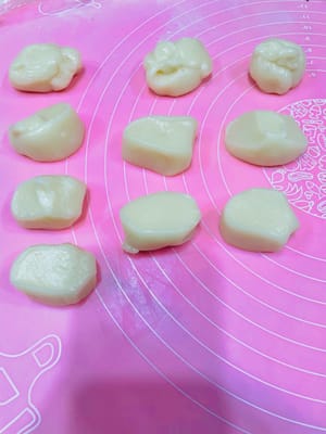 分劑揉圓：冷藏好的麵團攞出嚟輕揉，搓成長條，均分成 30g 左右的小劑子，操作時注意用保鮮膜覆蓋未操作的劑子，保持濕度。