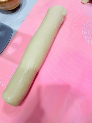 分劑揉圓：冷藏好的麵團攞出嚟輕揉，搓成長條，均分成 30g 左右的小劑子，操作時注意用保鮮膜覆蓋未操作的劑子，保持濕度。