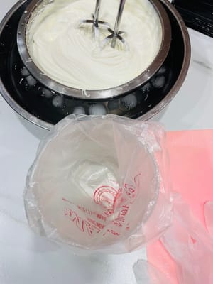 裝填裱花袋：將打發好的牛油裝入擠花袋，剪小口備用。
