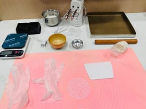 Siapkan alat: siapkan penggiling adonan, pengikis, sarung tangan, timbangan elektronik, kotak/cetakan meringue salju, gunting, dll. untuk menghindari keharusan mencari alat sementara selama produksi.