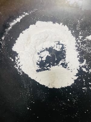 Ambil 30-50 g tepung ketan, masukkan ke dalam panci, kecilkan api, lalu tumis perlahan hingga agak kekuningan dan tidak berbau tepung mentah. Sisihkan sebagai bumbu masak (agar tidak lengket).
