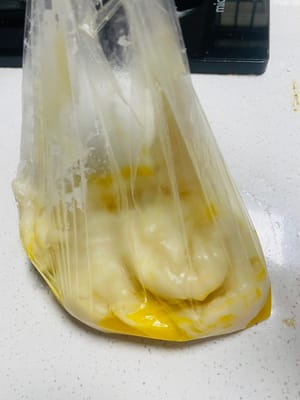 揉麵加牛油：蒸好的麵糊稍放涼後，加入融化的牛油，可放入保鮮袋中搓揉（或直接上手 ），使牛油與麵糊充分融合，麵團越揉越光滑有韌性。
冷藏麵團：揉好的麵團放涼後，移入雪櫃保鮮層冷藏 3 - 4 小時（或隔夜 ），讓其質地更緊實。
