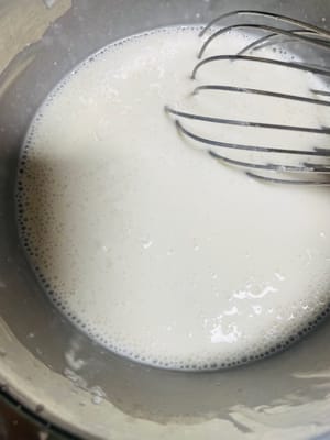 Siapkan adonan: Siapkan wadah bersih, masukkan 25 gr tepung maizena, 70 gr tepung ketan, 50 gr gula pasir, 135 gr susu secara berurutan, aduk dengan alat pengaduk hingga tidak ada yang kering dan halus.