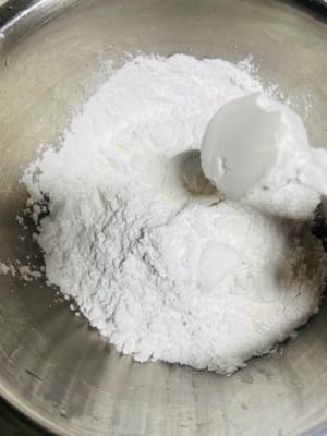 調麵糊：準備乾淨容器，依序加入 25g 玉米澱粉、70g 糯米粉、50g 白糖、135g 牛奶，用工具攪拌至無乾粉、順滑狀態。