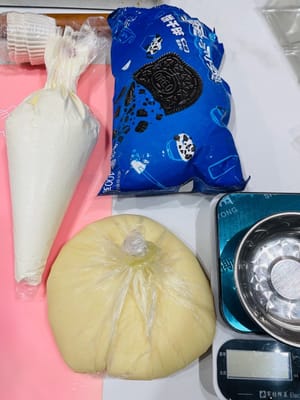 Siapkan bahan-bahan: krim kocok, remah Oreo, dan keluarkan kulit meringue salju dari kulkas. Ayo mulai memasak~