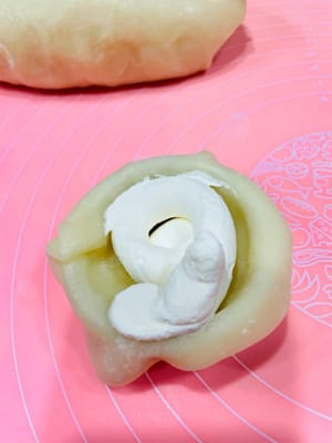 擀皮填餡：取一個劑子，像包餃子一樣擀成薄片，放入模具（冇雪媚娘定型模具也沒關係，用小巧的調味碗替代也可以）；先擠一層牛油，鋪奧利奧碎，再擠一層牛油；然後收口捏緊，用剪刀剪掉多餘“尾巴”，裝入紙托。