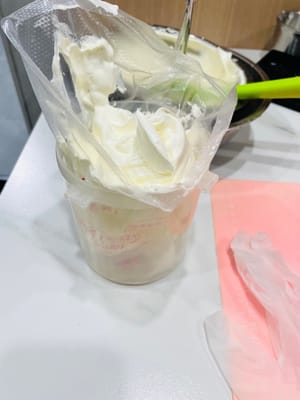 裝填裱花袋：將打發好的牛油裝入擠花袋，剪小口備用。