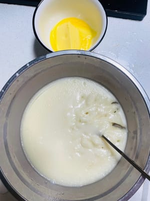 揉麵加牛油：蒸好的麵糊稍放涼後，加入融化的牛油，可放入保鮮袋中搓揉（或直接上手 ），使牛油與麵糊充分融合，麵團越揉越光滑有韌性。
冷藏麵團：揉好的麵團放涼後，移入雪櫃保鮮層冷藏 3 - 4 小時（或隔夜 ），讓其質地更緊實。