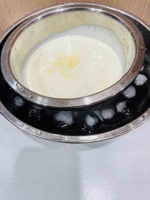 準備環境與材料：提前將操作環境室溫控制在 15 - 20℃（防止淡牛油融化 ），準備兩個盆，一個裝冰塊化冰水（隔水溫控用 ），另一個倒入 400g 淡牛油，按 8% - 10%比例加入白糖（約 32 - 40g，依口味調整 口味）。
打發牛油：隔冰水用打蛋器打發鮮牛油，需打至質地堅硬、出現清晰紋路且打蛋器頭插入不倒，注意避免打發過度（會油水分離 ）。