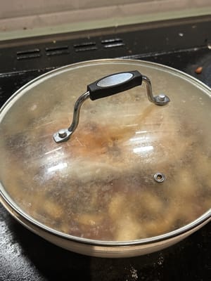 用中火慢煮，直到乌冬面煮熟变软