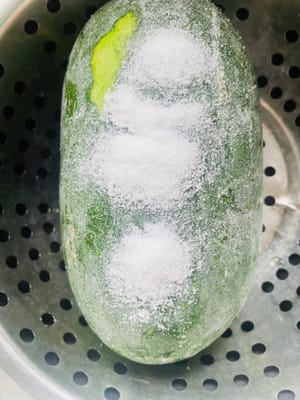 為確保清潔，先用食鹽仔細搓洗冬瓜表面，因後續需連同瓜皮一同入菜，搓洗後將冬瓜切成大小均勻的塊狀，瀝乾水分備用。