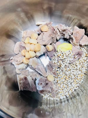 Schweineknochen, Gerste, Jakobsmuscheln und Ingwerscheiben in den Schnellkochtopf geben und nach 5 Minuten Druck abschalten. Nach einer Minute Druck ablassen, die Wintermelone hinzufügen, wieder auf den Herd stellen und nach 1 Minute Druck abschalten. Ablassen des Drucks mit dem Deckel abschöpfen und mit Salz abschmecken. Fertig ist die duftende, reichhaltige und nahrhafte Suppe aus Wintermelone, Jakobsmuscheln, Gerste und Schweineknochen!
Für die Slow Cooker-Variante bei starker Hitze zum Kochen bringen, dann auf niedrige Hitze reduzieren und 1 Stunde köcheln lassen, bis die Knochen weich und die Suppe dick und weiß ist. Die Wintermelonenwürfel hinzufügen und weitere 15–20 Minuten köcheln lassen.