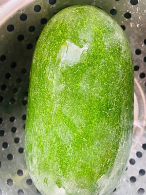 為確保清潔，先用食鹽仔細搓洗冬瓜表面，因後續需連同瓜皮一同入菜，搓洗後將冬瓜切成大小均勻的塊狀，瀝乾水分備用。