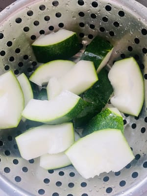 Um die Oberfläche des Wachskürbisses sauber zu halten, reiben Sie ihn vorher vorsichtig mit Salz ab, da die Schale später im Gericht verwendet wird. Schneiden Sie den Wachskürbis nach dem Schrubben in gleich große Stücke, lassen Sie ihn abtropfen und legen Sie ihn beiseite.