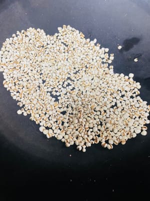 小火將薏米炒香
