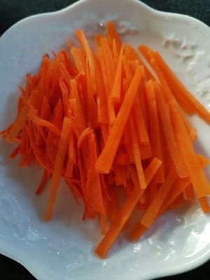 wash the carrots (peel the skin then cut into pieces of about 3 cm)