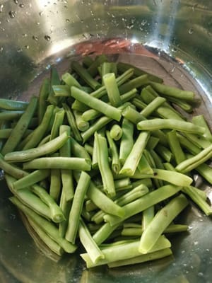 wash the green beans thoroughly (remove both ends, then cut into pieces of about 3 cm)