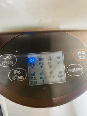 Coloque los trozos de pera, los bulbos de lirio y hongos blancos remojados y picados, el mijo lavado y los trozos de dátiles rojos en un procesador de alimentos o en una máquina para hacer leche de soja, vierta aproximadamente 1300 ml de agua, seleccione la función 